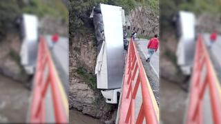 Apurímac: tráiler termina colgado de puente Chontay tras despistarse | VIDEO
