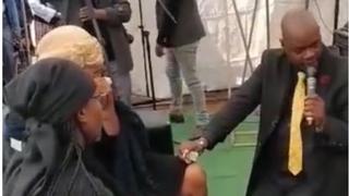 Inoportuno: novio es viral luego de pedirle la mano a su pareja en pleno funeral [VIDEO]