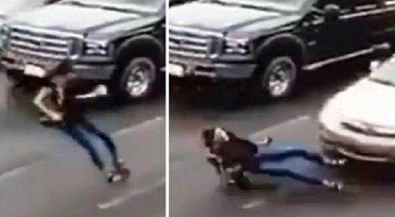 Mujer habla por celular, se resbala y es arrollada por un auto 