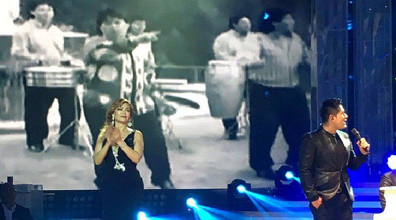 Deyvis Orosco rompió en llanto al poder cantar junto a su padre