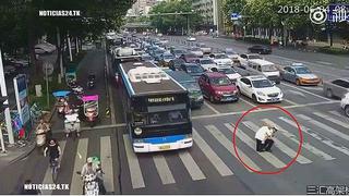 Valeroso policía carga en su espalda a anciano para ayudarlo a cruzar la pista (VIDEO)