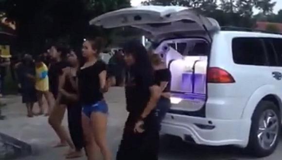 Bailan durante la cremación de su amiga muerta para que "vaya al cielo" (VIDEO)