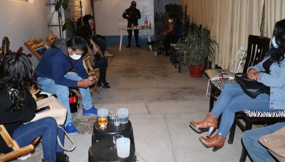 Ayacucho: Detienen a 16 trabajadores de Hospital Regional de Ayacucho, quienes fueron sorprendidos bebienbdo y bailando en una fiesta.