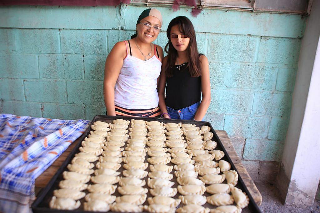 Familia vende empanadas para poder solventar trasplante de corazón de hija de 12 años