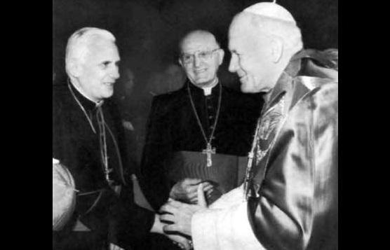 Papa Francisco no es el que aparece en foto con Juan Pablo II y Benedicto XVI