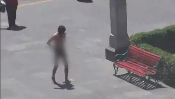 Cámaras captan a hombre desnudo caminando en la Plaza de Armas de Arequipa [VIDEO]