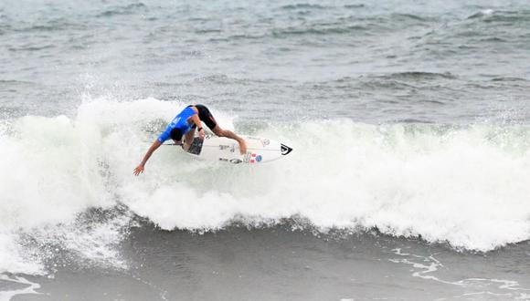 El surfista peruano Lucas Mesinas monta una ola durante los ISA World Surfing Games 2023 en la playa El Tunco en El Salvador el 7 de junio de 2023. (Foto por MARVIN RECINOS / AFP)