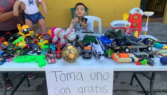 Diego, de 6 años, regaló sus juguetes en México para quienes no lograron recibir nada en Navidad. (Foto: Denisse Dominguez Aguilar / Facebook)