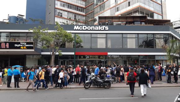 Un grupo de personas protestó en los exteriores del local de McDonald's en Miraflores. (Foto: Radio Miraflores/Twitter)