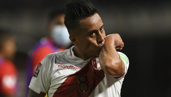 Peru's Christian Cueva celebrates after scoring a penalty against Venezuela during their South American qualification football match for the FIFA World Cup Qatar 2022 at the UCV Olympic Stadium in Caracas on November 16, 2021. (Photo by Federico Parra / AFP)