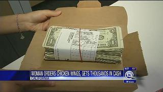 Pidió alitas de pollo y encontró 5 mil dólares en la caja [VIDEO]   