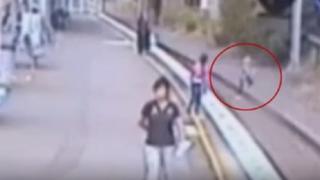 ​YouTube: Niña queda atrapada en vías de tren y esto pasó [VIDEO]