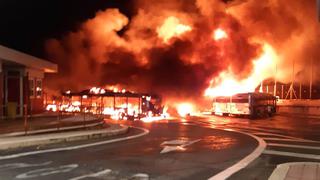 Fuego destruye vehículos del servicio público de transporte de Roma que estaban en depósito