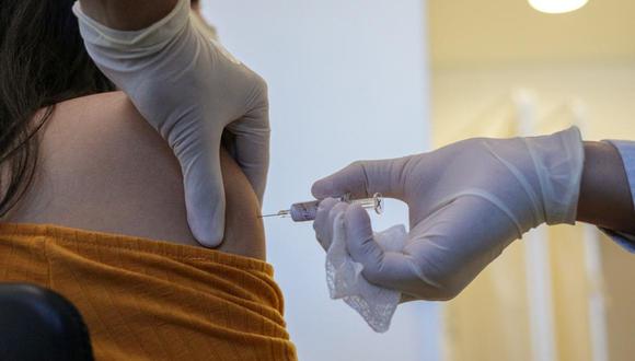 Una voluntaria recibe una dosis de una vacuna candidata contra el COVID-19 en Brasil. (Foto: Handout / Sao Paulo State Government / AFP)