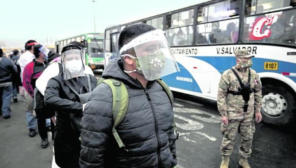 La ATU viene realizando la entrega de protectores faciales de forma gratuita en diferentes paraderos de Lima | Foto: Joel Alonzo/GEC

FOTO: JOEL ALONZO/GEC