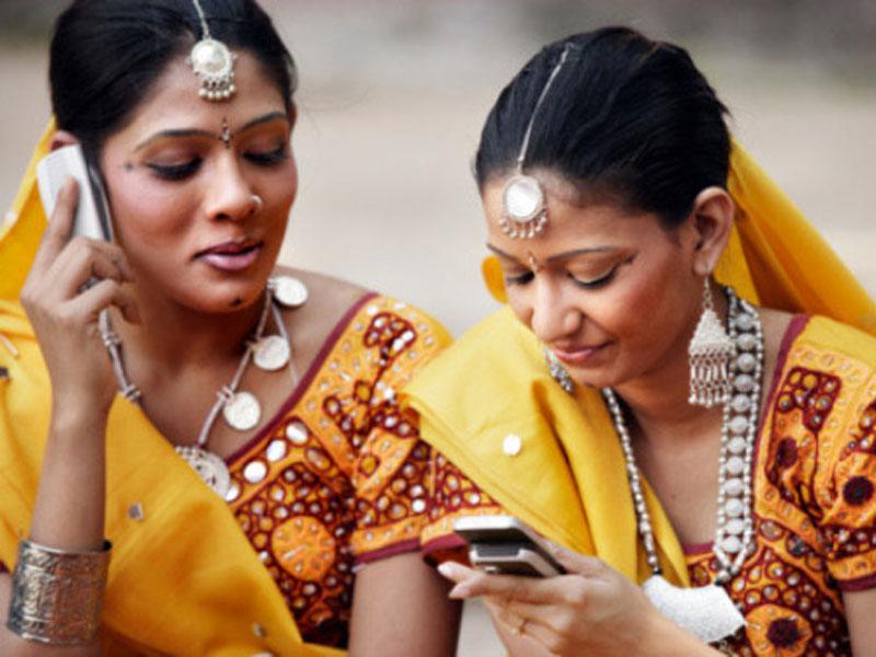 India: prohíben a mujeres solteras utilizar celulares 