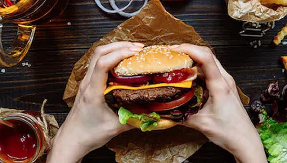 Mujer pide una hamburguesa luego de dar a luz en restaurante de comida rápida