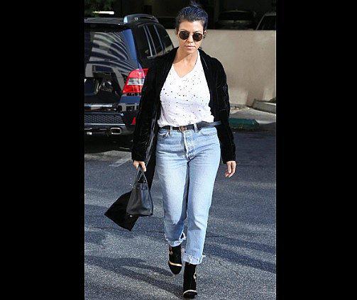 Street Style: Kourtney Kardashian sabe cómo lucir un par de jeans
