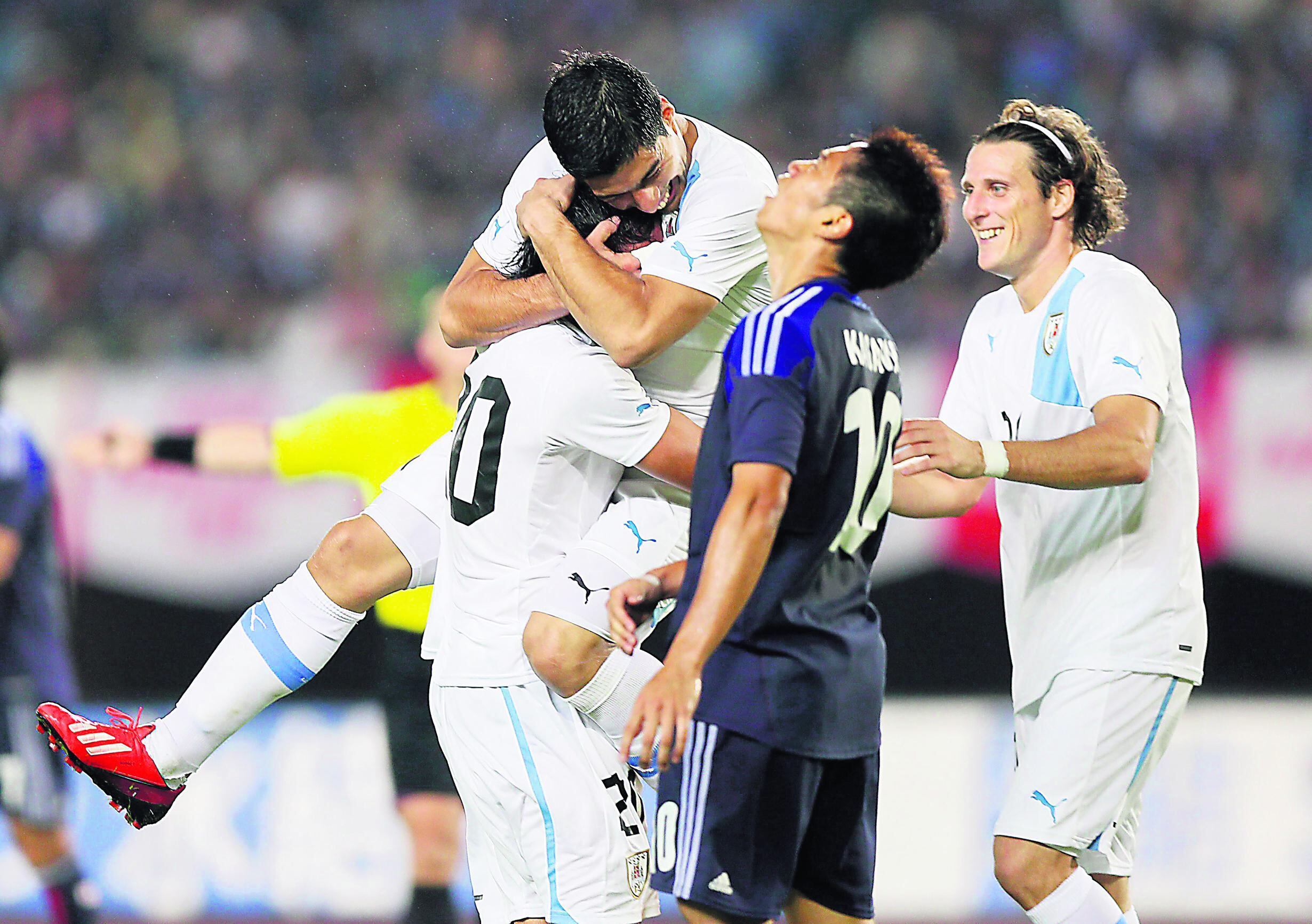 Uruguay le gana 4-2 a Japón y mete miedo
