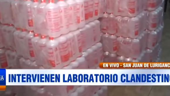 De acuerdo con el general PNP Jorge Luis Caya, en el lugar se halló barriles, botellas de plástico, mangueras y tanques de agua para la fabricación de estos productos, los cuales eran distribuidos a diversas farmacias de la jurisdicción. (Foto Captura ATV)