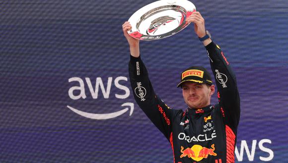 El piloto neerlandés de Red Bull Max Verstappen (C) celebra en el podio tras la carrera del Gran Premio de España de Fórmula Uno en el Circuit de Catalunya el 4 de junio de 2023 en Montmeló, a las afueras de Barcelona. | Foto de Lluis Gene / AFP