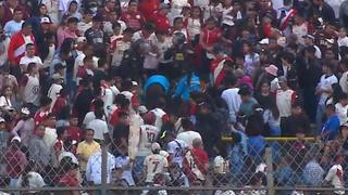 El partido entre Universitario y Melgar se detuvo debido al desmayo de un hincha en las gradas