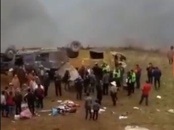 Al menos 10 personas murieron luego que el vehículo cayera a un abismo de unos 300 metros. (Captura: Prensa Libre Perú)