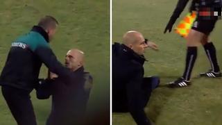 Entrenador suplica de rodillas al árbitro en pleno partido para favorecer a su equipo (VIDEO)