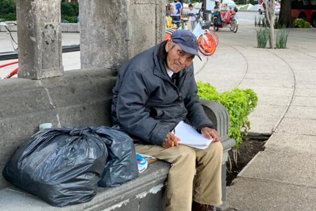 La historia de Don Baldemar, un anciano sin hogar que vende sus dibujos para sobrevivir, se volvió tendencia en redes sociales. (Fotos: @cosmonaute en Twitter)