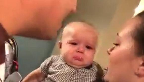 YouTube: Bebe rompe en llanto cuando ve a sus papás darse un beso