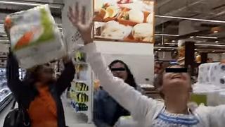 Así reaccionan venezolanos al poder hacer compras en supermercado de Perú (VIDEO)
