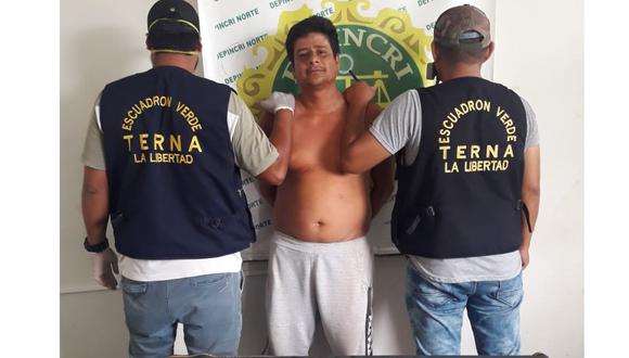 Trujillo: Agentes del Escuadrón Verde detienen a presunto delincuente en la puerta de su casa.