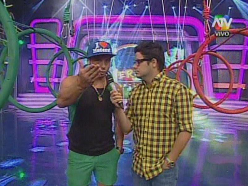 Combate: Jenko del Río molesto con canción de Corazón Serrano [VIDEO]
