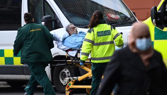 Un paciente de COVID-19 es llevado por personal del hospital Royal London en Londres, Gran Bretaña. (Foto: EFE/EPA/ANDY RAIN)