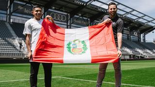 Claudio Pizarro se reencontró con Edison Flores y posaron con la bandera peruana