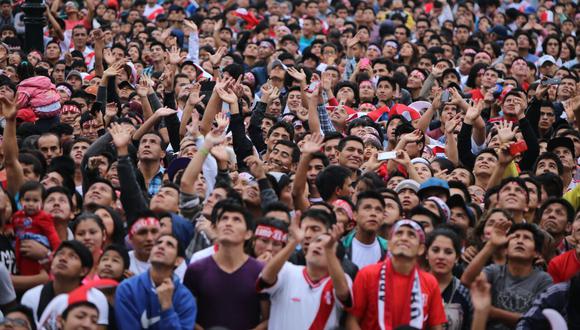 Los hinchas peruanos alentaron a la Selección desde la Plaza de Armas (Foto: Diego Toledo)