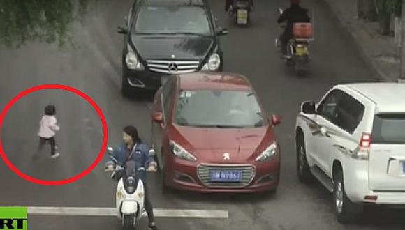 YouTube: niña es atropellada por dos vehículos pero ocurre algo inexplicable (VIDEO)