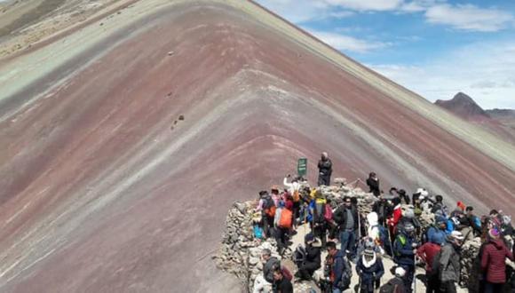 Cusco: Turista muere repentinamente mientras escalaba “Montaña de Siete Colores” | Foto: Andina