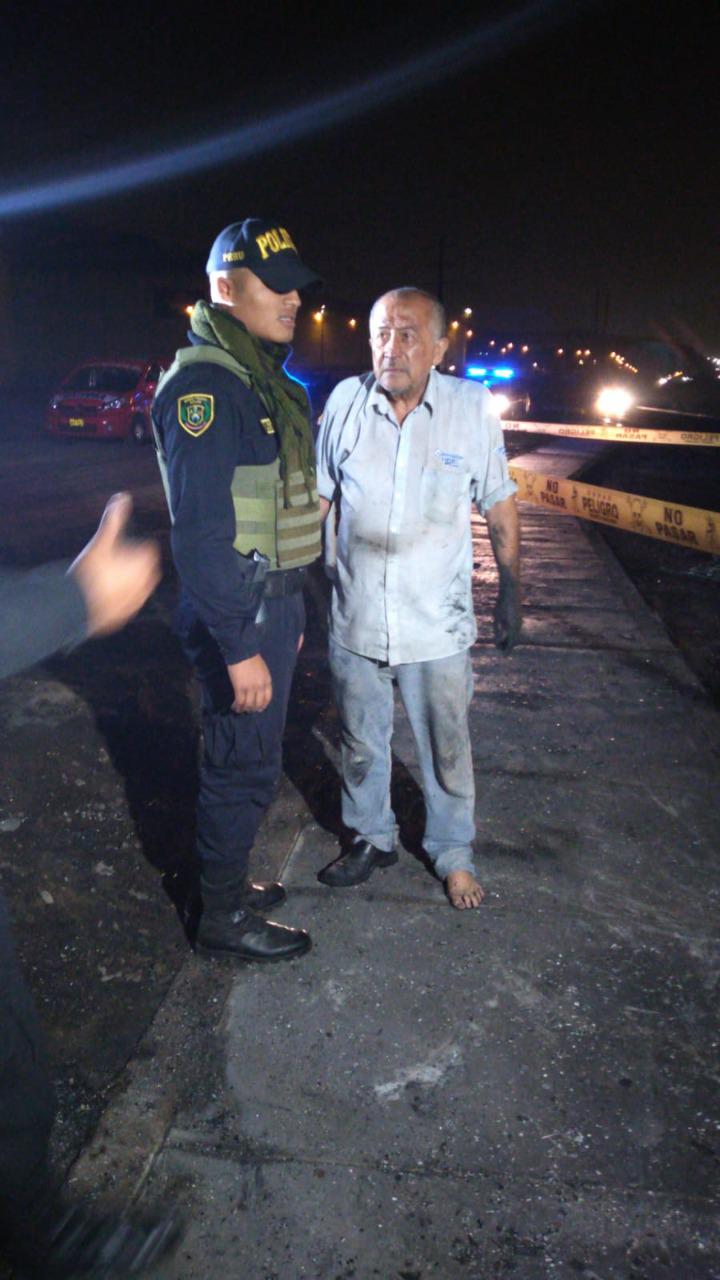 Juan Vargas, chofer de la coaster, quedó sin un zapato luego de saltar por la ventana del vehículo para salvar su vida. (Foto: Kelvin García/GEC)