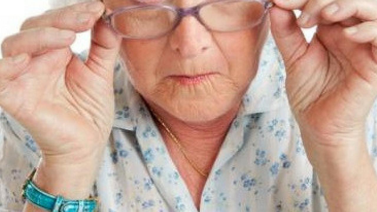 Abuelita jubilada exige "encuentros íntimos" con su pareja encarcelado 32 años menor