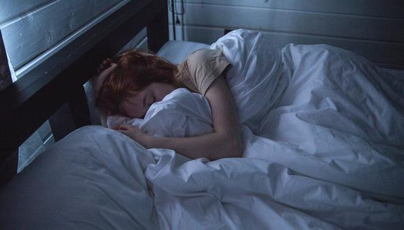 Personas que duermen tarde son más propensos a subir de peso
