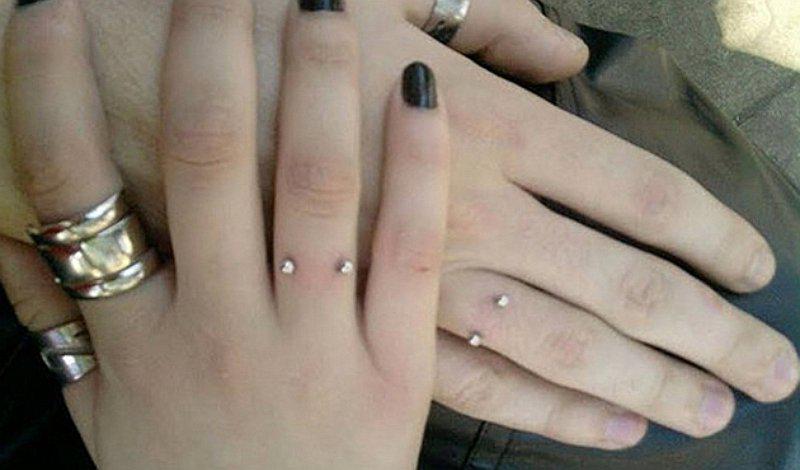 Piercing de compromiso: la nueva tendencia para pedidas de mano