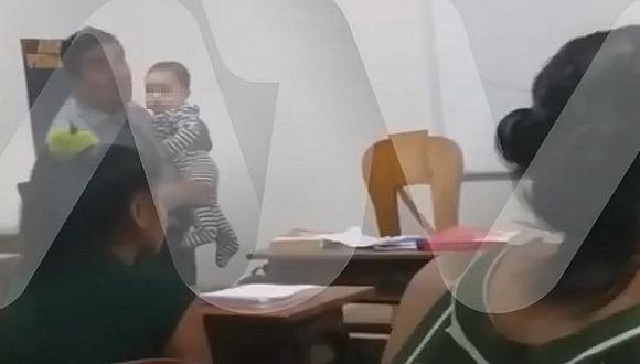 Profesor universitario en Satipo carga a bebé para que alumna atienda la clase | VIDEO