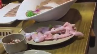 Pedazo de pollo hace "extraños movimientos" antes de ser cocinado | VIDEO 