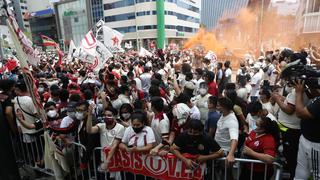 Universitario de Deportes: hinchas alientan a su equipo sin guardar el distanciamiento social | VIDEO