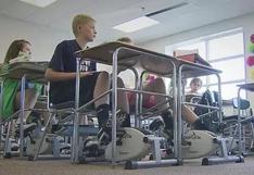 Bicicletas fijas debajo de carpetas ayudan a estudiantes a concentrarse en clase de matemáticas