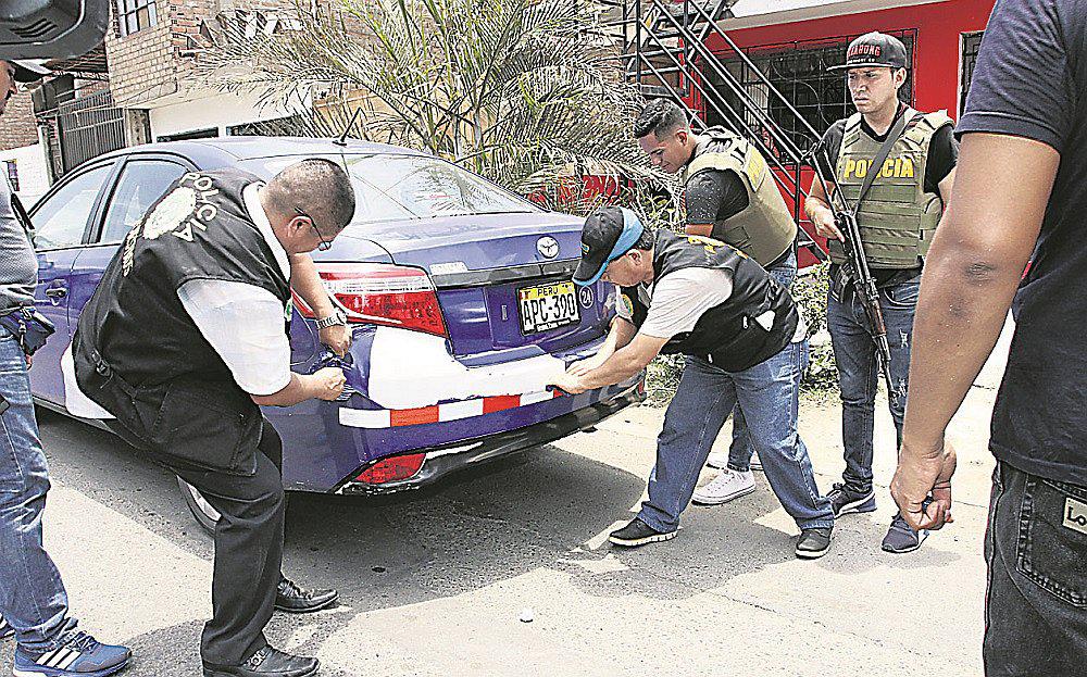 La última de los delincuentes: camuflan carros para cometer atracos