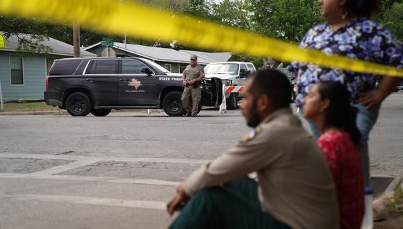 Un hombre armado de 18 años mató a 14 niños y a un maestro en una escuela primaria en Texas el martes. según el gobernador del estado, en el tiroteo escolar más mortífero del país en años. (Foto de Allison Cena / AFP)