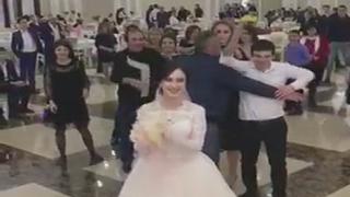 Dos invitadas a boda se pelean por el ramo de la novia (VIDEO)