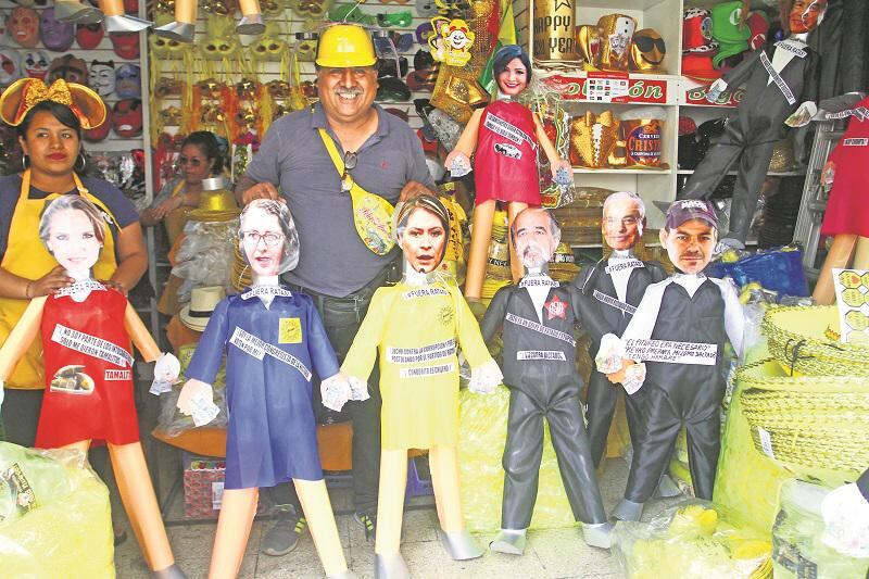 Venta de Piñatas por año nuevo, con los personajes de Martín Vizcarra,Christian Domínguez,Chabelita,Magaly Medina,Pedro Gallese,Congresistas.Fotos/Gonzalo Córdova.